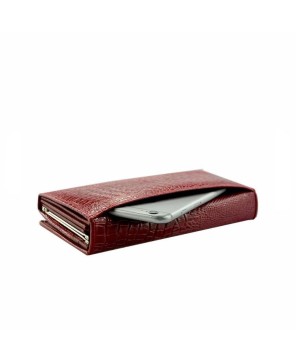 Grace’s Crocodile-Embossed Leather Wallet – Luxury & Function