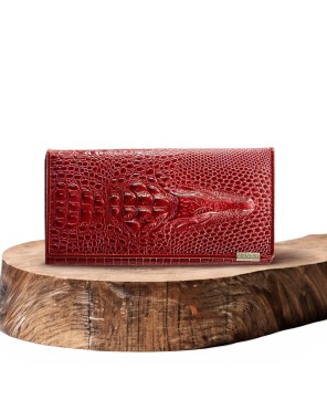 Grace’s Crocodile-Embossed Leather Wallet – Luxury & Function