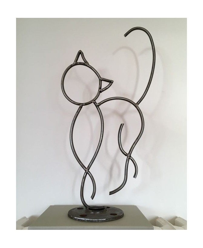 Minimalist Metal Cat Sculpture – Black Polish Steel Art